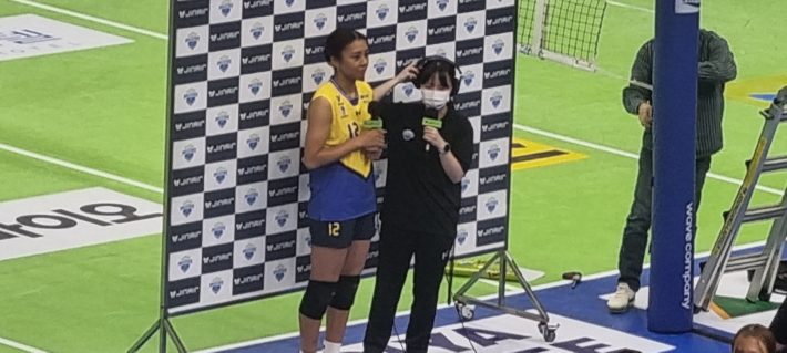 경기가 끝난 후 인터뷰하는 현대 건설의 쟈스티 선수