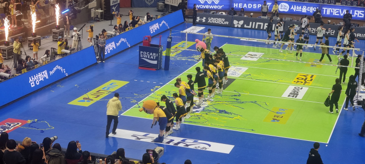 승리 후 홈 팬 앞에서 인사하는 현대 건설 선수들