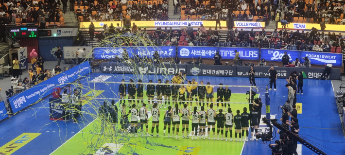 경기가 끝난 후 양 팀 선수들의 아낌없는 인사