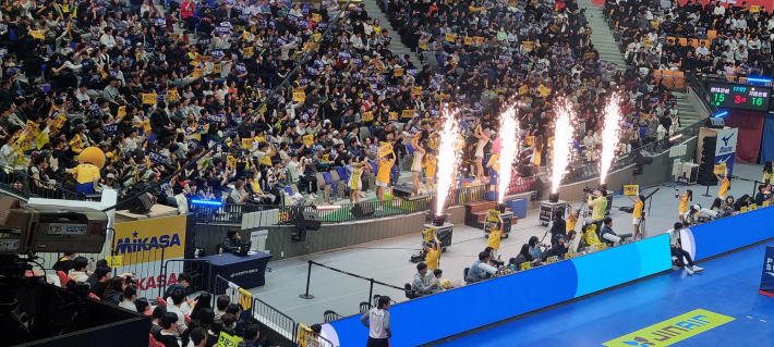 신바람이 난 홈 팀 응원석의 모습이 열정적이다.