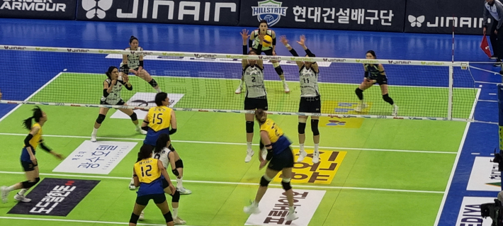 현대 건설의 에이스 카리의 공격을 상대방이 블로킹하고 있다.  