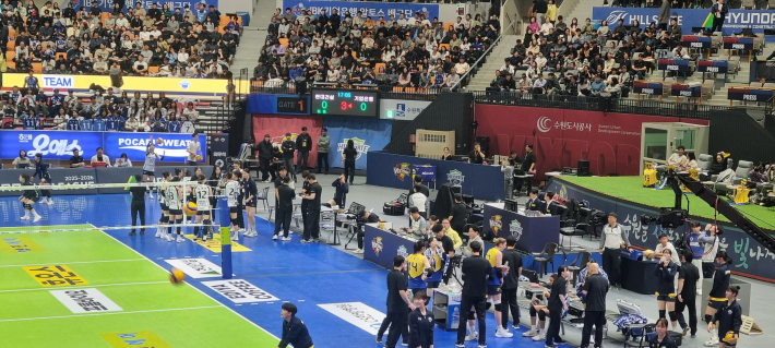 작전 타임 시간의 양 팀 벤치의 모습이 심각할 정도이다