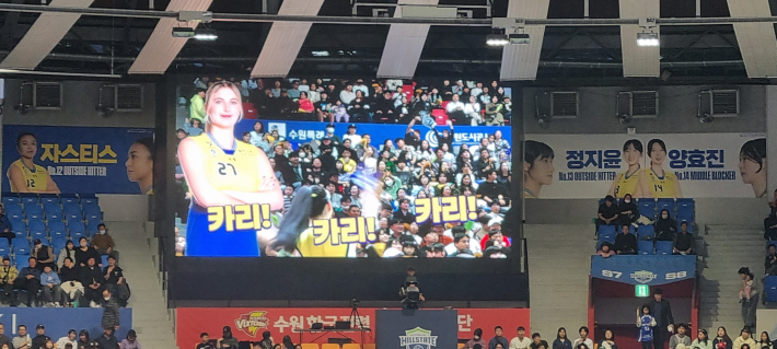 현대 건설의 주포 카리의 공격과 블로킹