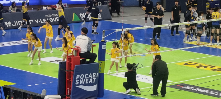 2세트,후 작은 치어리더의 율동미로 경기장이 달아 올랐다. 