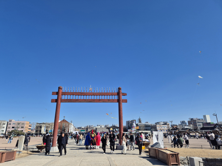 푸른 하늘 아래 홍살문을 지나 행궁권 문화 공간으로 들어서는 길, 왼쪽에는 수원시립미술관이, 오른쪽에는 정조테마공연장이 자리한다.