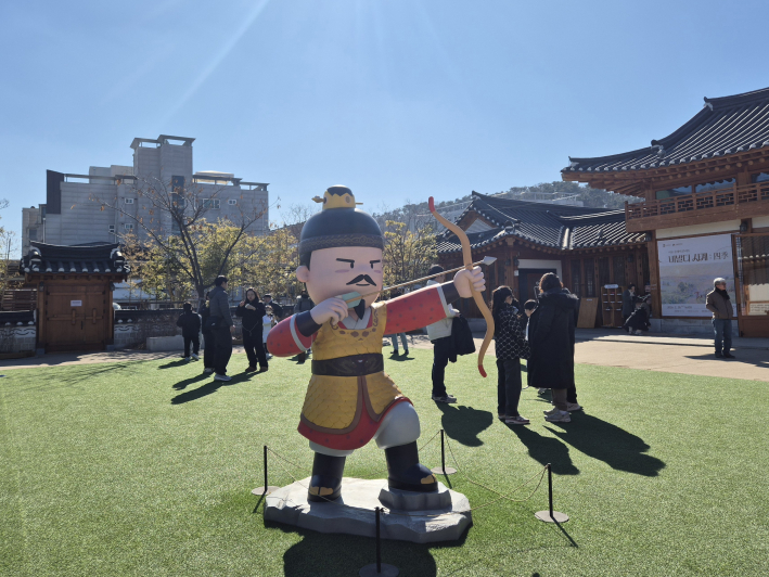 전통 한옥과 어우러진 마당 풍경, 공연장 앞에서 만나는 여유로운 시간이다.