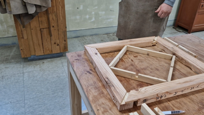 전통 짜맞춤 방식의 빗살 창호 제작 프레임