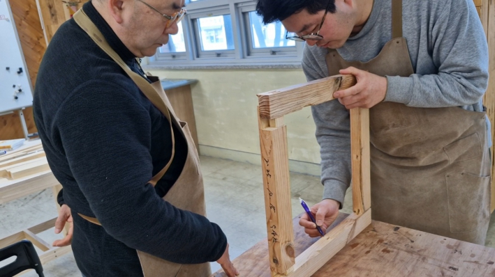 창호에 홈을 내는 방법을 설명하고 있다