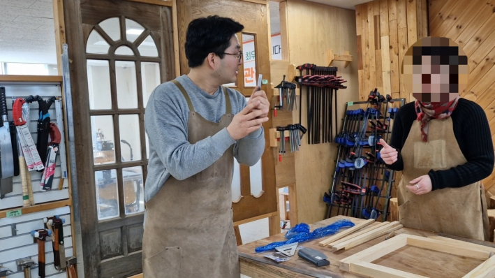 칼을 쓸 때 칼을 빼는 방법을 설명하는 선생님