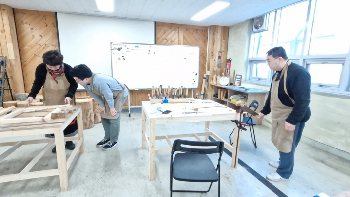 짜 맞추기 설명을 듣고 작업하는 하고 있는 수강생