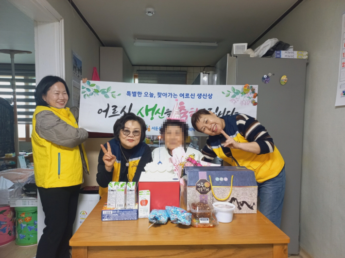 서둔동 지역사회보장협의체, 찾아가는 어르신 생신상 마련
