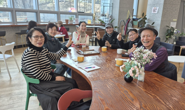 수원과 구리 지역 포크댄스 동아리 관계자가 간담회를 가졌다.