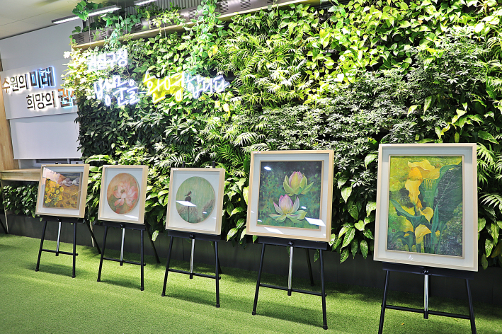 최선희 작가 개인전 '자연을 품다'가 열리고 있는 권선구청 갤러리 모습.