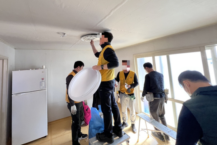 수정인테리어에서 도배봉사를 하고 있다.
