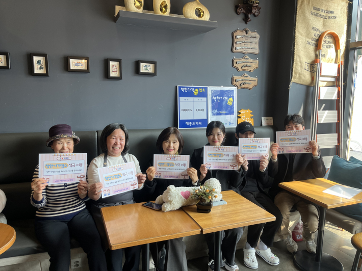 매교동 직원들이 관내 착학가격업소를 방문하여 홍보활동을 펼치고 있다.