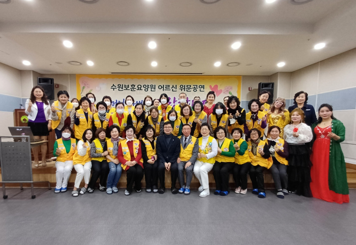 대한적십자사봉사회수원시협의회 회원들과 함께 단체 사진 촬영