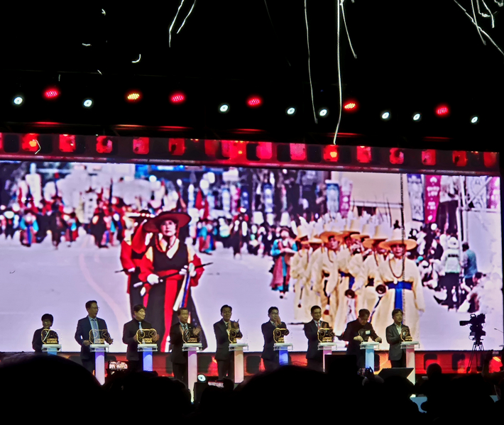 패널구조물 꽂기 퍼포먼스