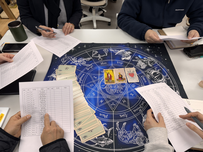 협약식 이후에는 종사자를 대상으로 문화밥상 프로그램의 일환인 '직장생활 공감 타로 레크레이션'이 진행됐다. 