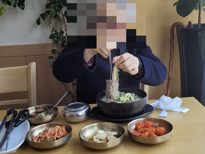 우양재단의 지원을 받아 저소득 어르신들께 식사를 제공하였다. 