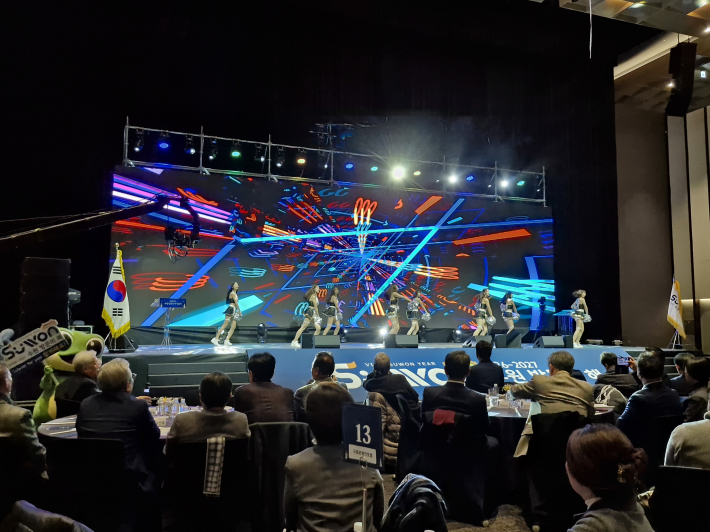 kt 위즈 응원단 축하공연도 관광도시 수원을 향한 2년의 여정을 뜨겁게 응원했다. 