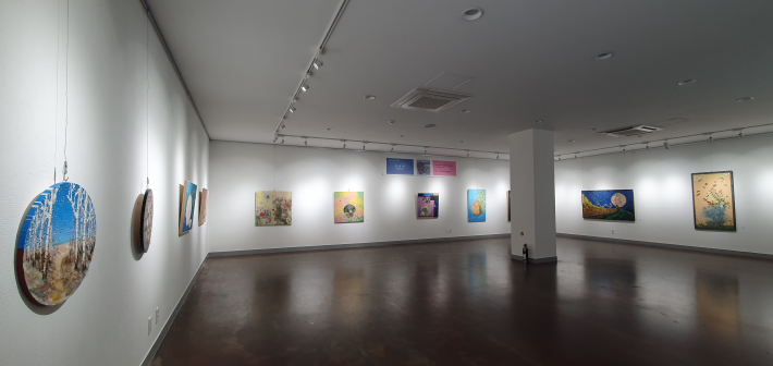 수원시립만석전시관 3전시실 전경. 넓은 공간에 작품들이 간격을 두고 배치돼 있다.