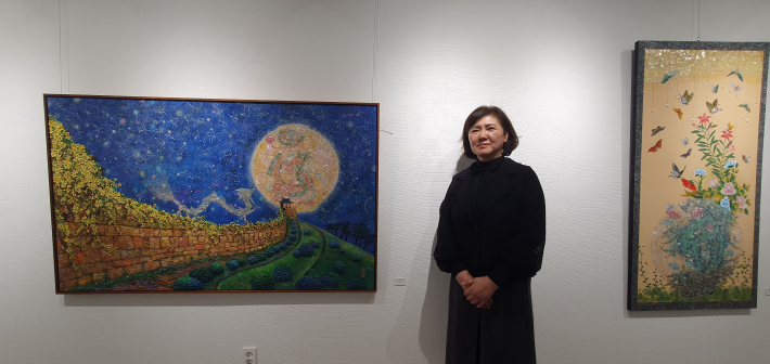 '화성의 밤' 앞에 선 김순옥 작가. 오른쪽에는 '화접원'이 함께 걸려 있다.