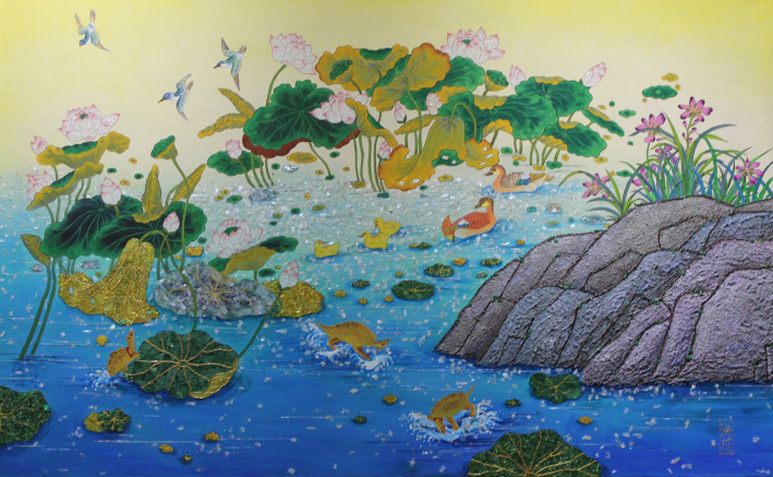 〈연화수복도(2026, 혼합재료, 89.4×145.5cm). 연꽃과 연잎이 가득한 연못 위로 오리와 거북이, 새들이 어우러진 평화로운 여름 풍경을 담았다.
