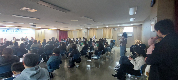 부모 품에 안긴 5개월 영아 관객부터 70대 어르신까지 클래식 음악에 푹 빠졌다.