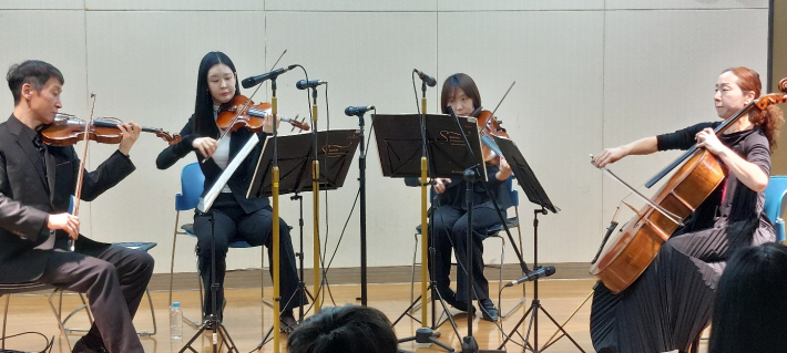 수원시립교향악단 현악 4중주 장면