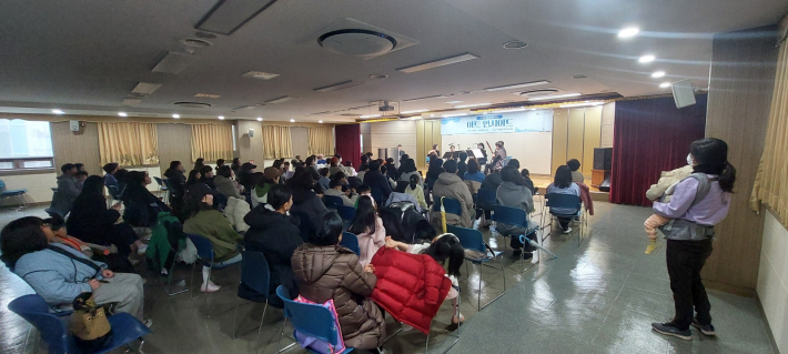 도서관은 책만 읽는 곳이 아니다. 문화를 나누는 음악회 공간이 만석이다.