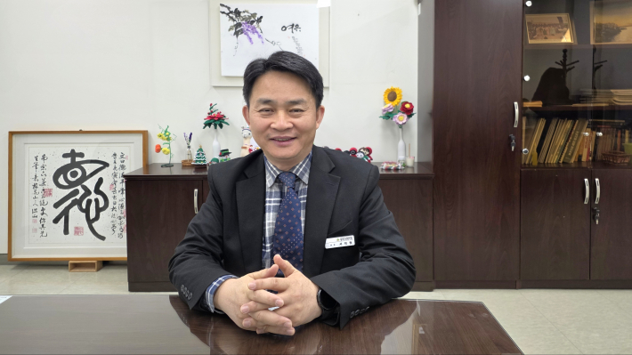 서덕원 관장이 광교노인복지관 2틍 관장실에서 인터뷰에 응하고 있다.