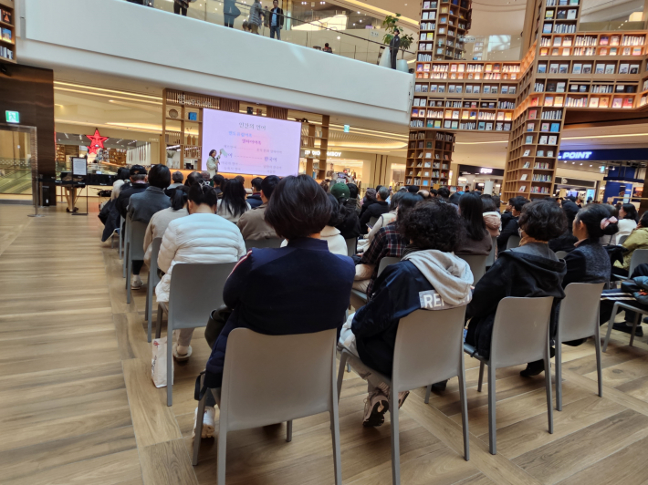 영어에 대한 관심으로 모인 청중들