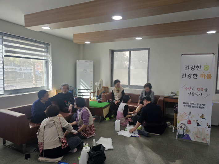 발사랑이웃사랑 봉사단이 매탄3동 위브경로당에서 발마사지 봉사를 하고 있다. 