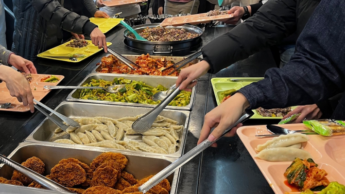 사진2)수원시 직원들이 2월 11일 진행된 '도시를 맛보다'에서 대만 음식들을 식판에 담고 있다.    