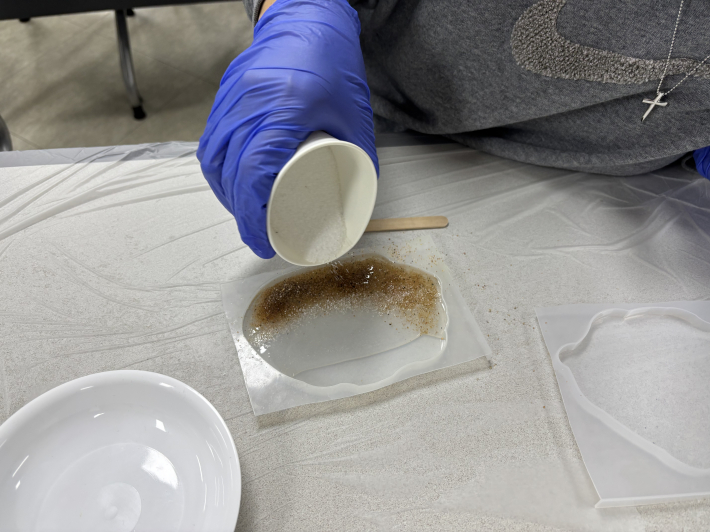 실리콘 틀에 레진 용액을 붓기