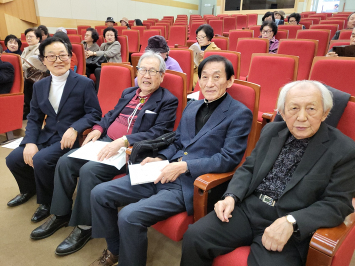 경기수필 창립 멤버들인 고문들이 기념사진을 남겼다.(사진 왼쪽부터 맹기호 회장, 밝덩굴·김용대·윤수천 고문) 