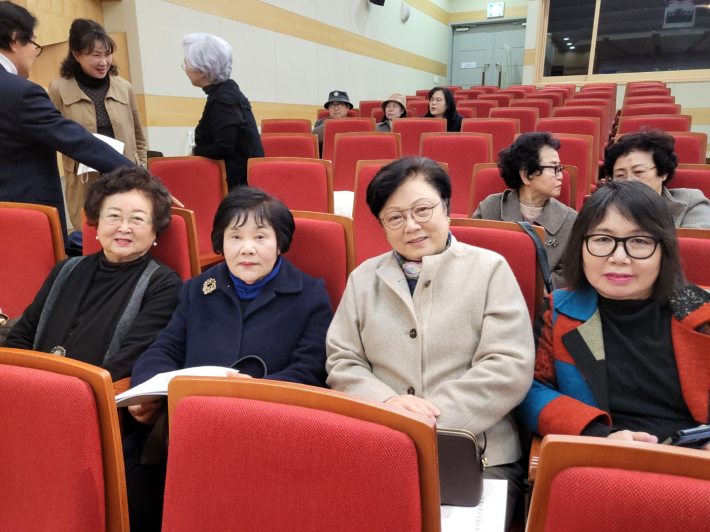 여성 고문들도 한자리에 모여 기념 촬영을 했다.(왼쪽부터 임화자·임성자·김명자·김경선 고문)