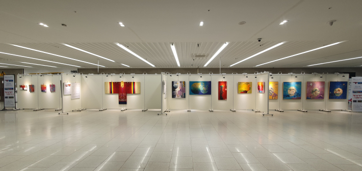 오산오색문화체육센터 2층 로비에 조성된 전시 공간의 전체적인 모습이다. 시민들이 일상적으로 이용하는 체육센터 복도를 따라 가벽을 설치해 갤러리 분위기를 연출했다.