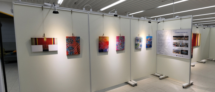 작가들의 작품을 활용한 파인아트 프린트와 다양한 굿즈가 전시된 가벽의 왼쪽 모습