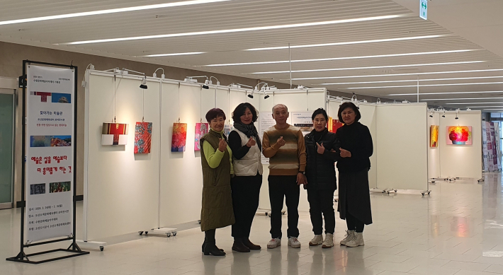 작품 설치를 마친 작가들