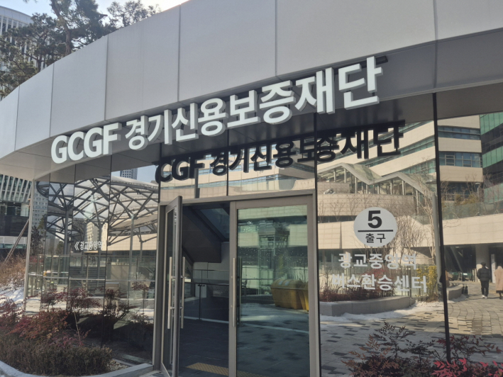 도서관으로 향하던 길목에서 우연히 마주한 안내문, 늘 궁금했던 건물 안에서 새로운 쉼터를 발견한 순간!