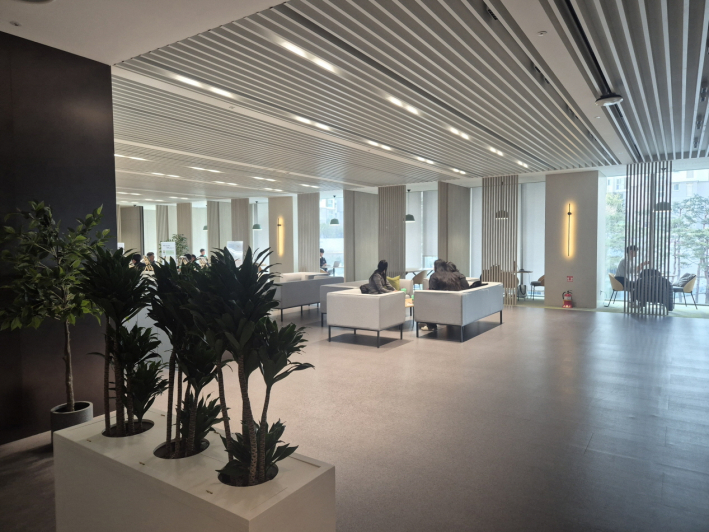 키오스크를 통해 신용관리와 상권 정보, 사업 운영 체험까지 경험할 수 있는 참여형 금융 체험 공간이다.