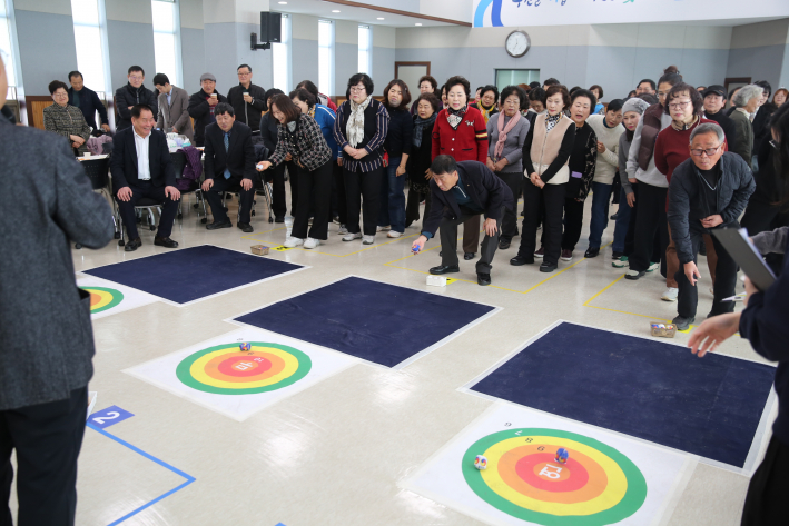 정월대보름을 맞아 연무동 척사대회가 진행되고있다.