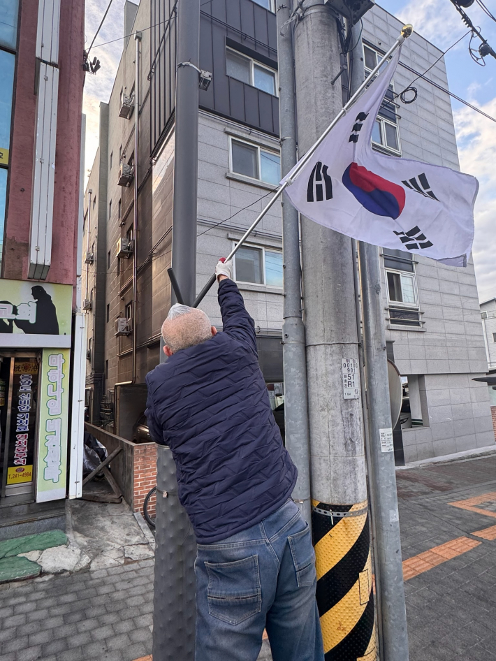 수원시 화서1동 새마을지도자협의회(회장 이승원)가 2026년 2월 27일 다가오는 제 107주년 3·1절을 맞아 국민과 함께하는 '나라 사랑 태극기달기 운동'을 전개했다.