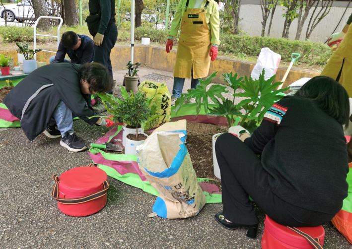 사진) '찾아가는 새빛 정원 상담실'에서 시민들이 분갈이 교육을 받고 있다.    