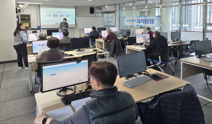 광교노인복지관 본관 2층 컴퓨터실에서 진행된 '감마 AI 발표자료 만들기' 수업 현장.