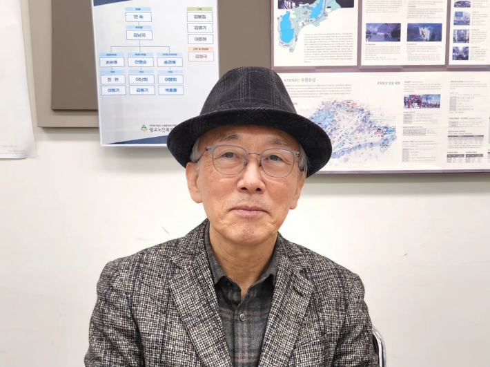 임병무 강사가 광교IT기자단실에서 인터뷰에 앞서 포즈를 취하고 있다.