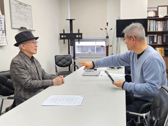 광교IT기자단실에서 진행된 인터뷰 장면. 