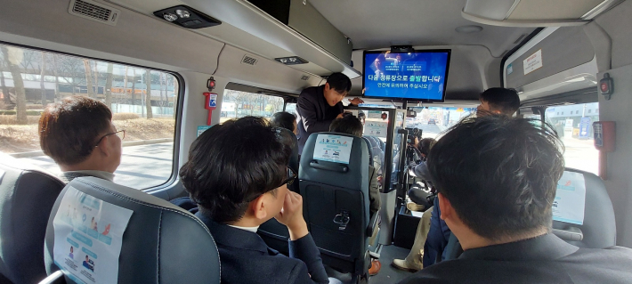 내빈과 시민들이 새빛 DRT를 시승하고 있다.