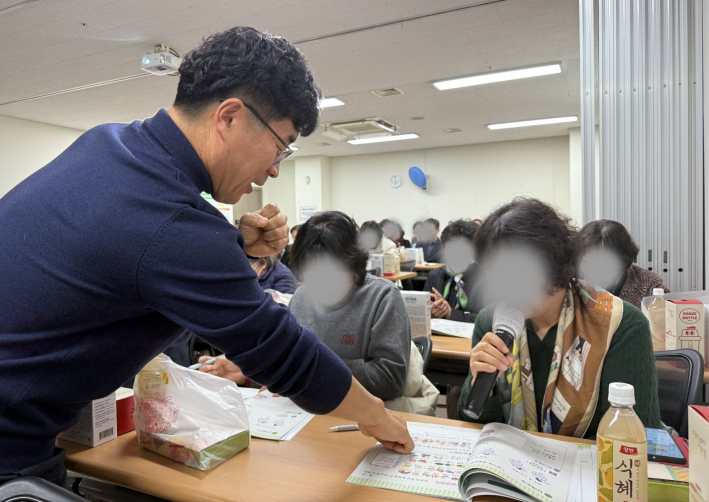 하늘향기북스 이상훈 대표의 '나돌봄감사 특강'에서 실천북 활동을 진행하고 있다. 